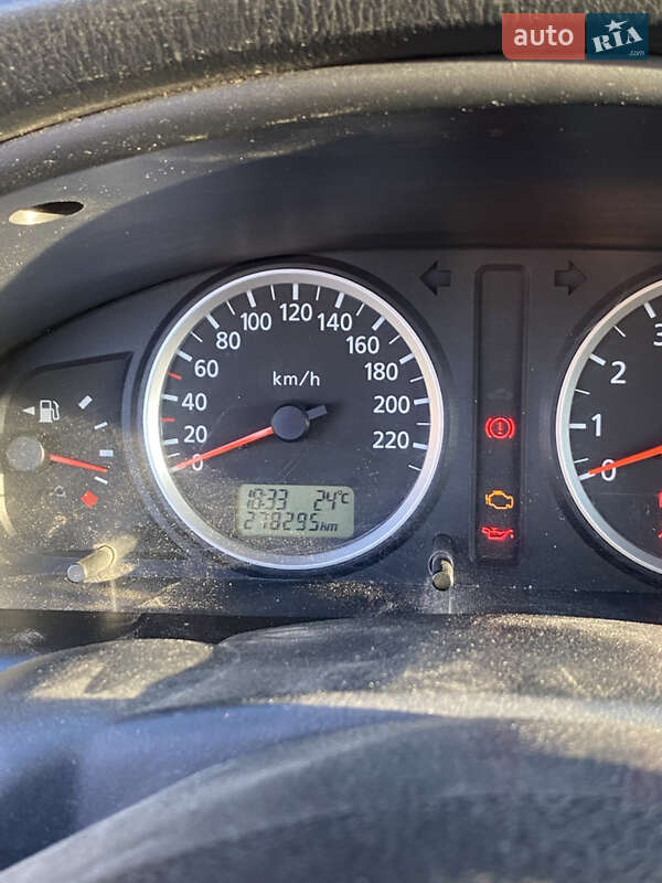 Седан Nissan Almera 2005 в Золочеве