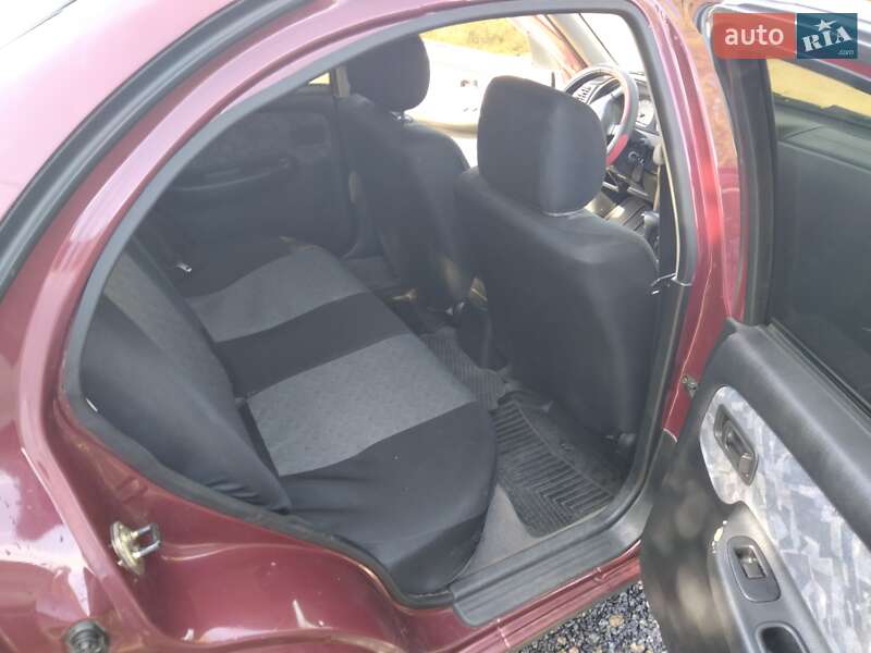 Седан Nissan Almera 1998 в Липовці