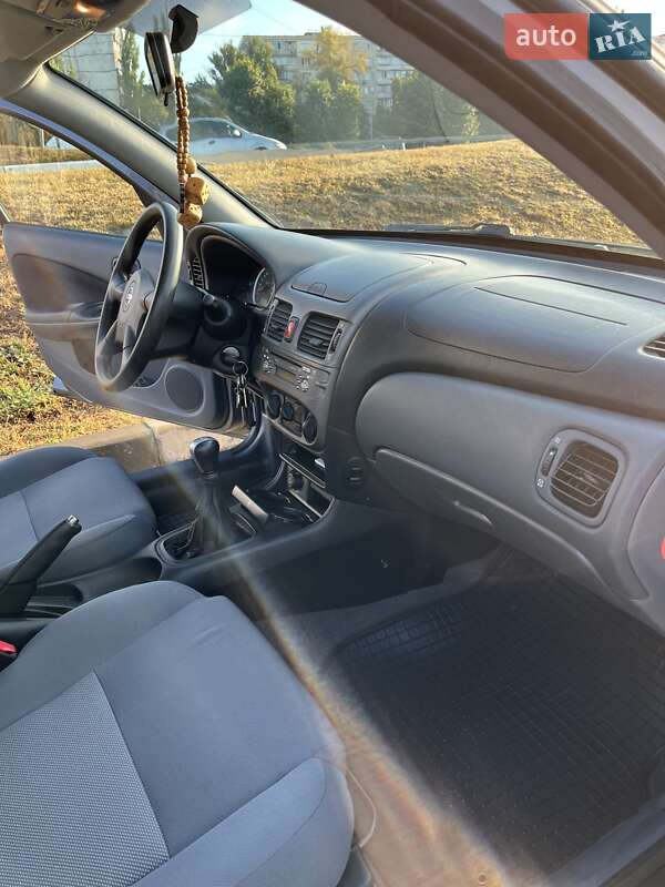 Хэтчбек Nissan Almera 2005 в Киеве