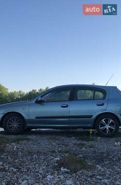 Хетчбек Nissan Almera 2000 в 