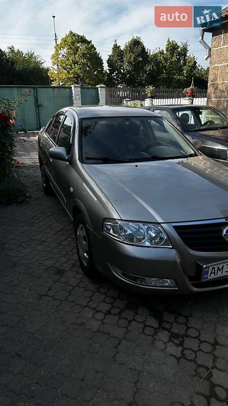 Седан Nissan Almera 2011 в Коростене