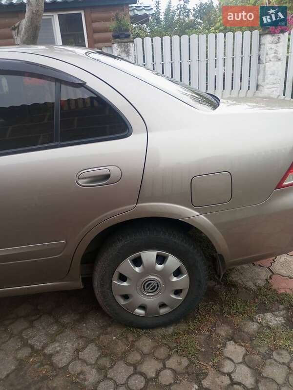 Седан Nissan Almera 2011 в Коростене