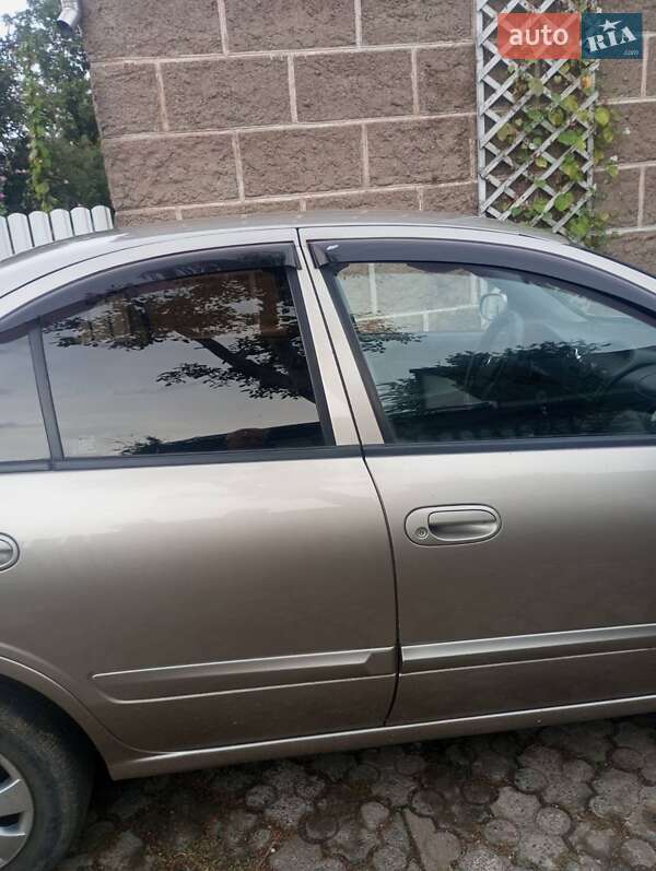 Седан Nissan Almera 2011 в Коростене