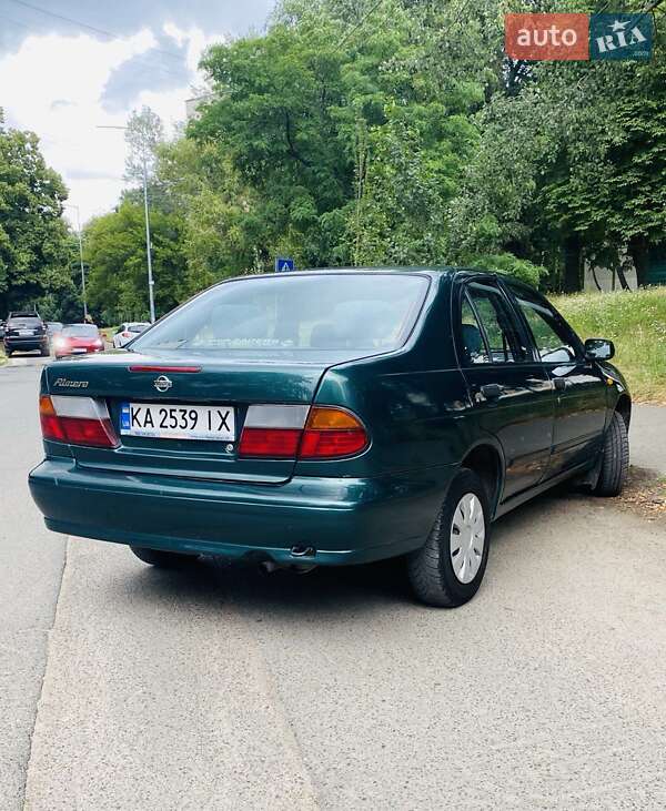 Седан Nissan Almera 1996 в Києві