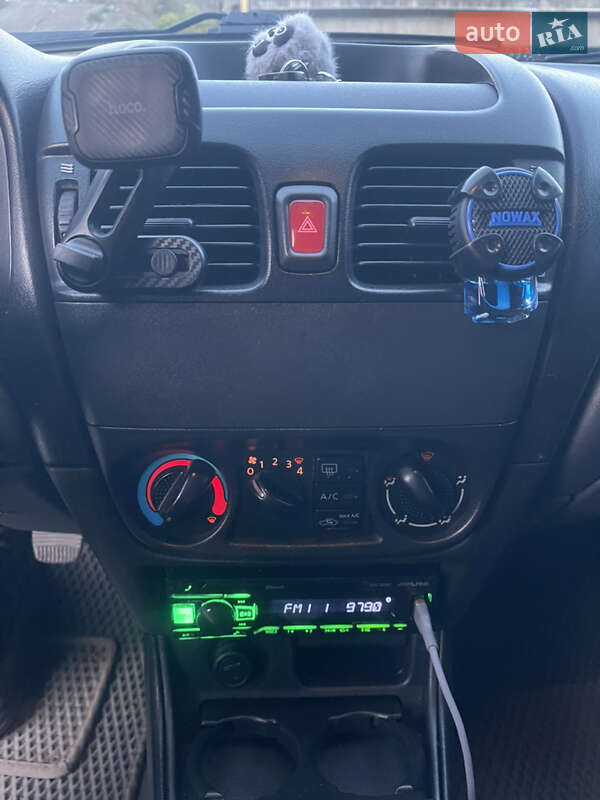 Седан Nissan Almera 2005 в Мукачевому