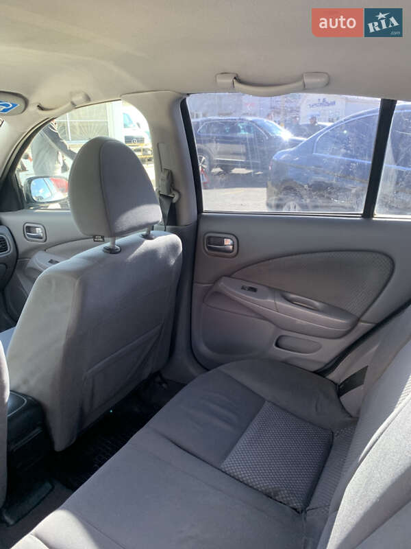 Хетчбек Nissan Almera 2003 в Чернівцях