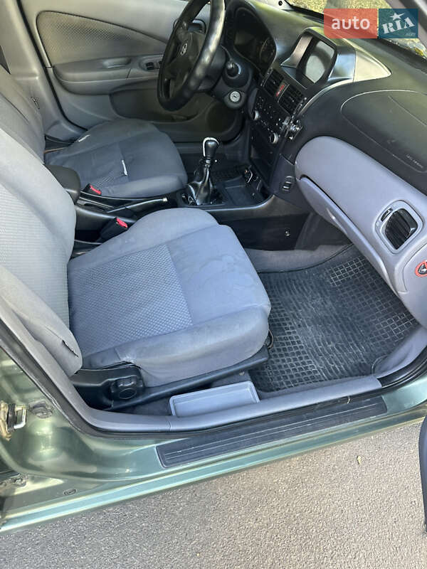 Хетчбек Nissan Almera 2004 в Чернівцях