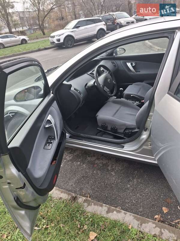 Седан Nissan Almera 2004 в Киеве