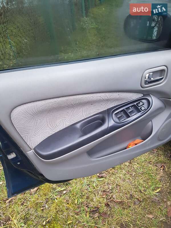 Хэтчбек Nissan Almera 2000 в Надворной