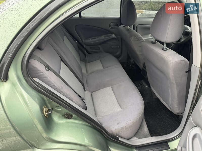 Седан Nissan Almera 2004 в Києві