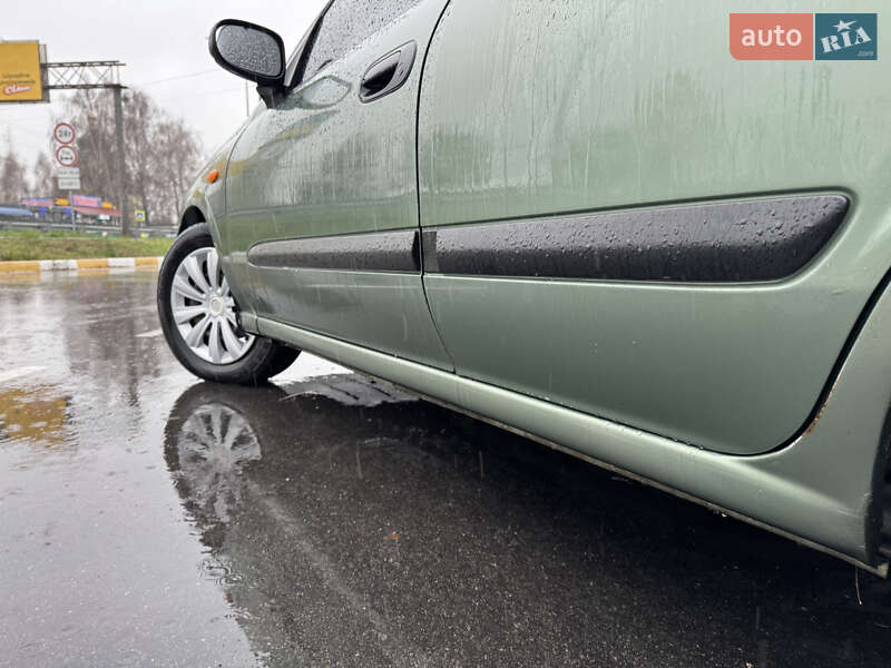 Седан Nissan Almera 2004 в Києві