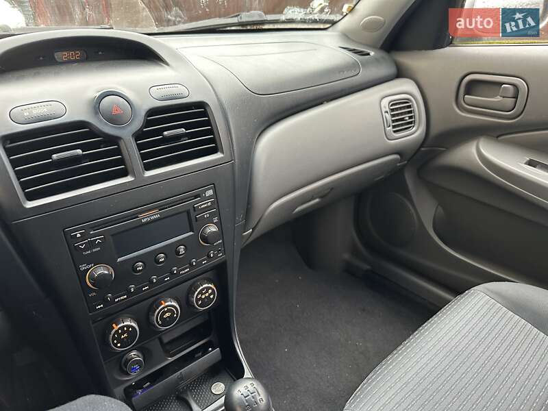 Седан Nissan Almera 2010 в Киеве