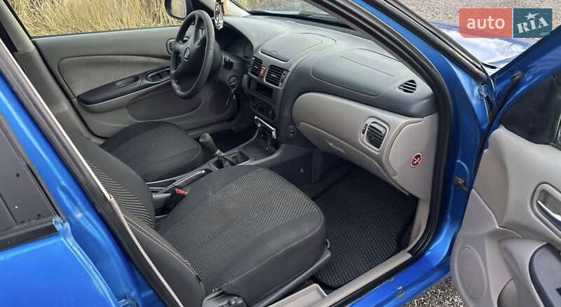 Седан Nissan Almera 2002 в Киеве