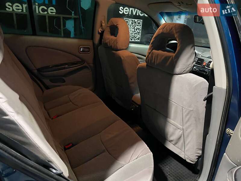 Хэтчбек Nissan Almera 2000 в Надворной