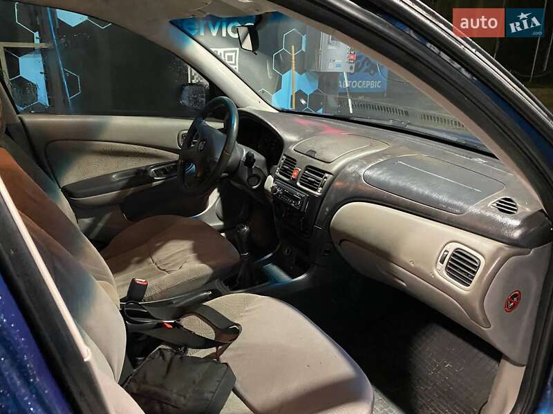 Хэтчбек Nissan Almera 2000 в Надворной