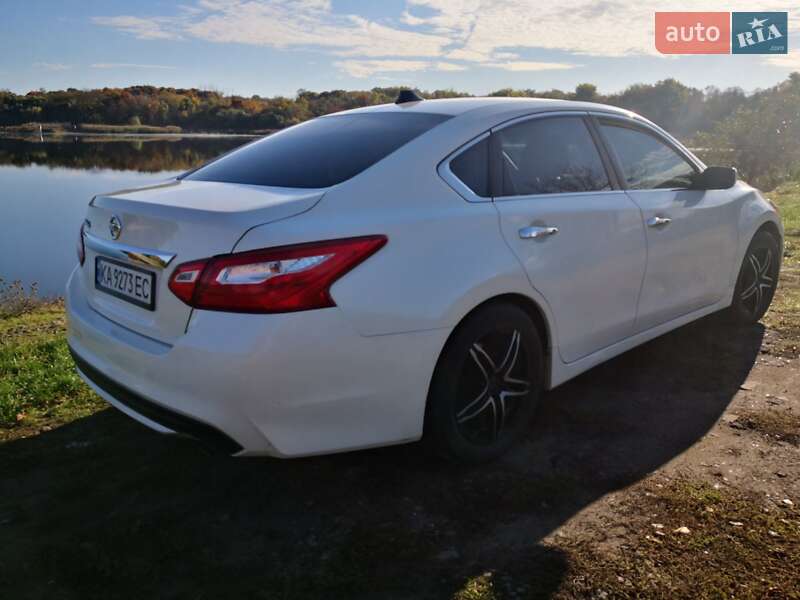 Седан Nissan Altima 2016 в Жовтих Водах