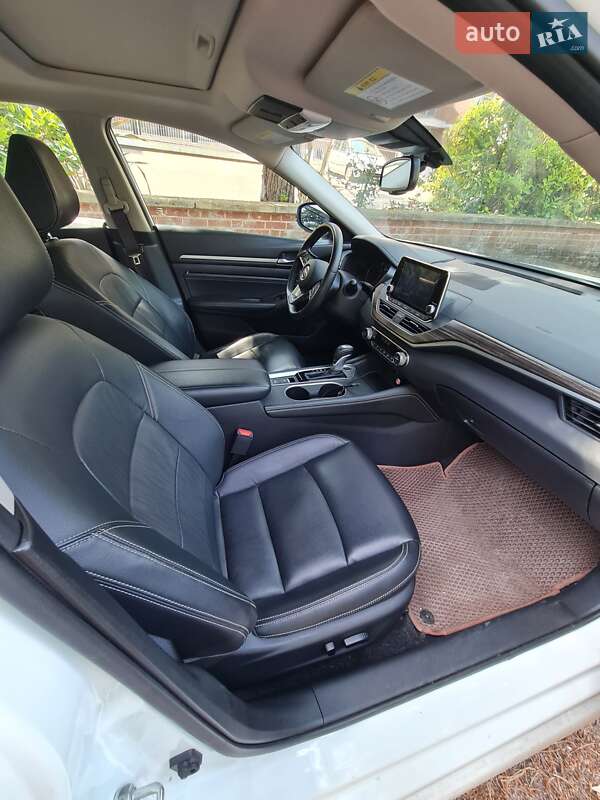 Седан Nissan Altima 2019 в Ровно