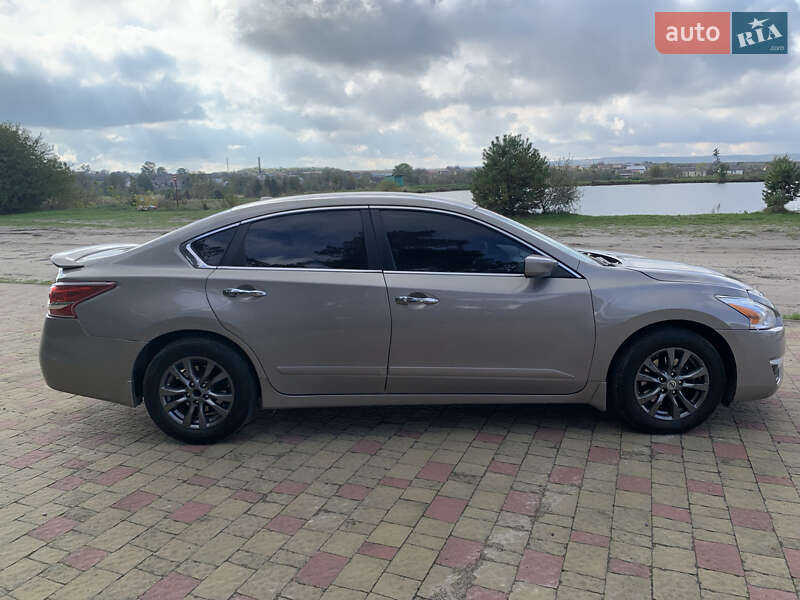 Седан Nissan Altima 2015 в Золочеві