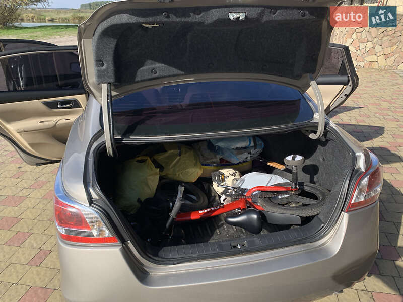 Седан Nissan Altima 2015 в Золочеві