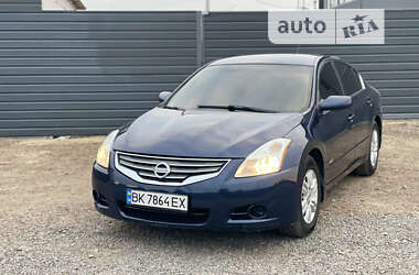 Седан Nissan Altima 2010 в Сарнах