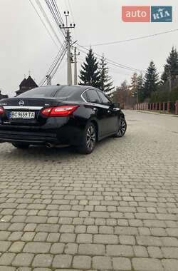 Седан Nissan Altima 2017 в Львове