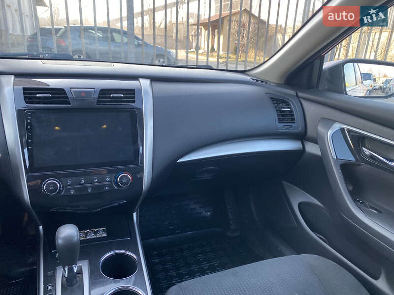 Седан Nissan Altima 2014 в Львові