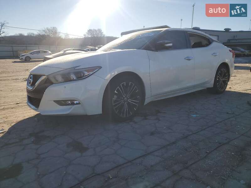 Седан Nissan Altima 2015 в Львові