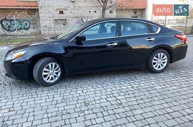 Седан Nissan Altima 2015 в 