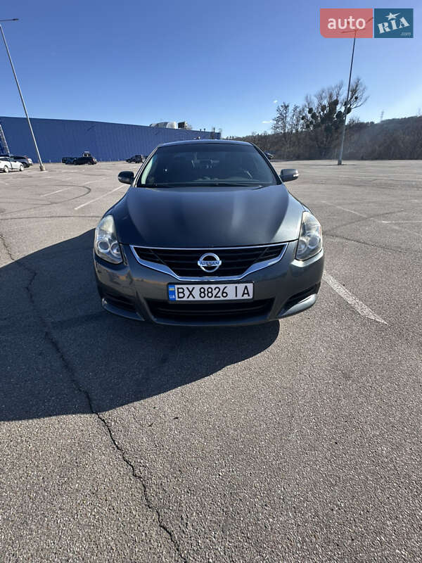 Купе Nissan Altima 2013 в Чернівцях