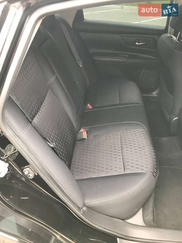 Седан Nissan Altima 2017 в Олександрії