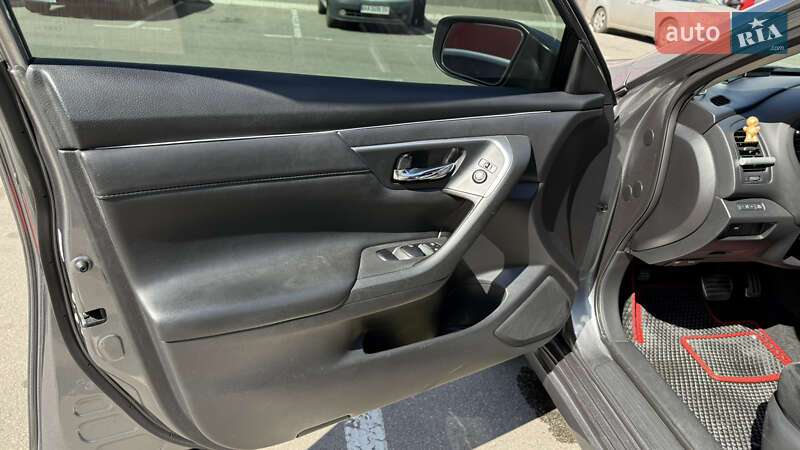 Седан Nissan Altima 2015 в Киеве