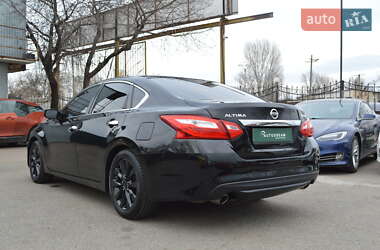 Седан Nissan Altima 2015 в 