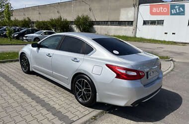 Седан Nissan Altima 2016 в 