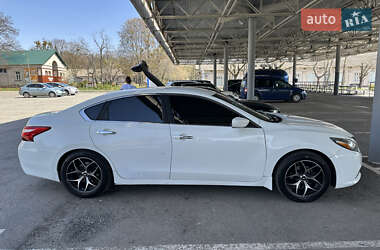 Седан Nissan Altima 2016 в 