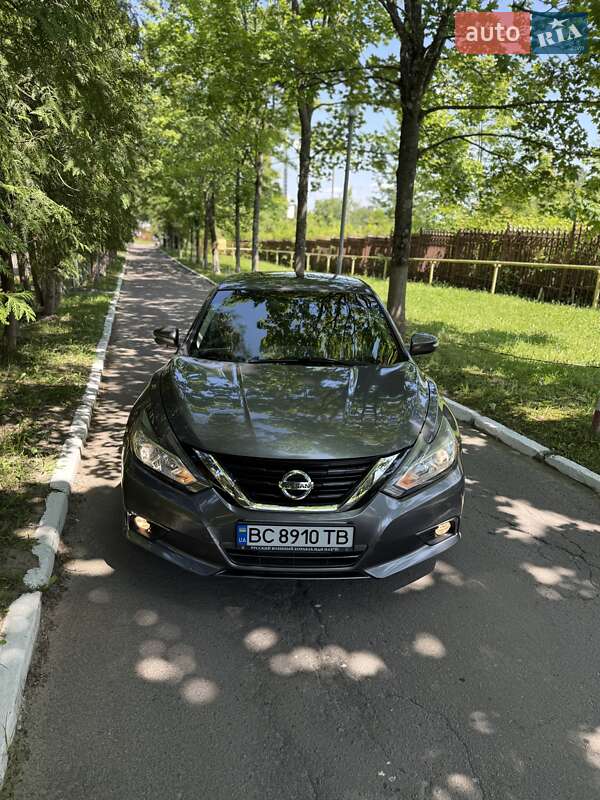 Седан Nissan Altima 2016 в Дрогобичі