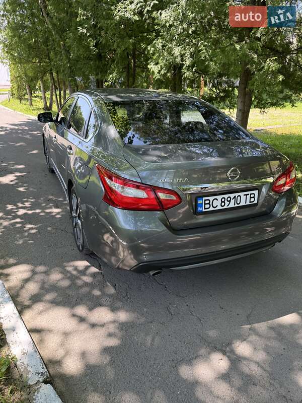 Седан Nissan Altima 2016 в Дрогобичі