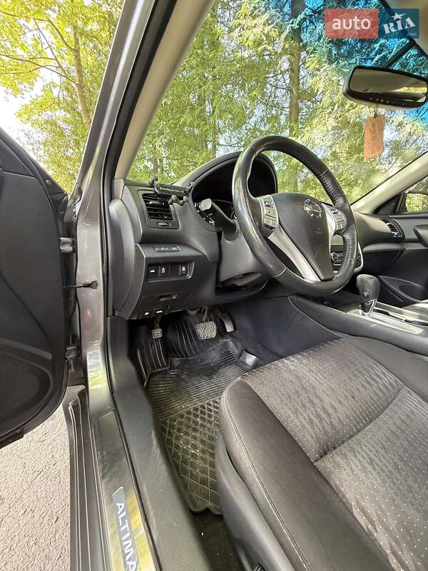 Седан Nissan Altima 2016 в Дрогобичі