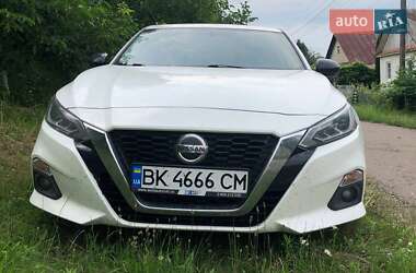 Седан Nissan Altima 2018 в Ровно