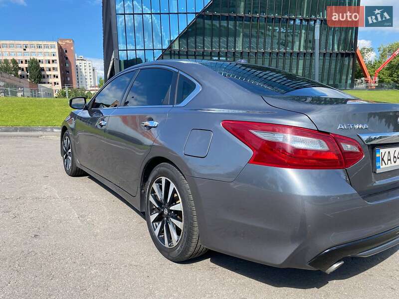 Седан Nissan Altima 2018 в Киеве