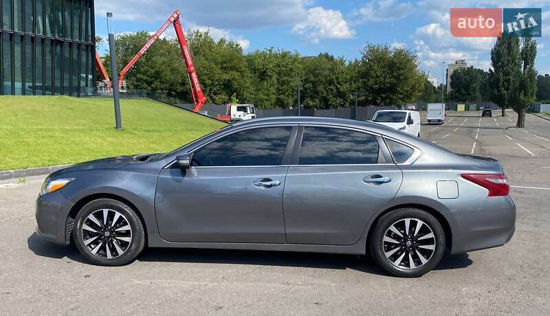 Седан Nissan Altima 2018 в Киеве