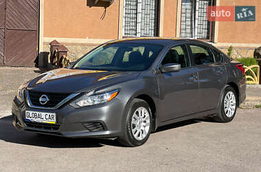 Седан Nissan Altima 2016 в Львові