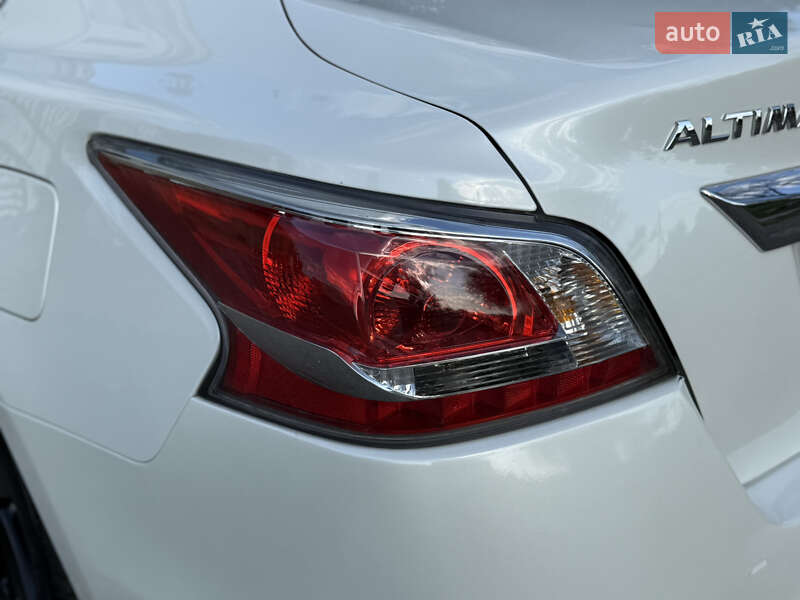 Седан Nissan Altima 2015 в Киеве