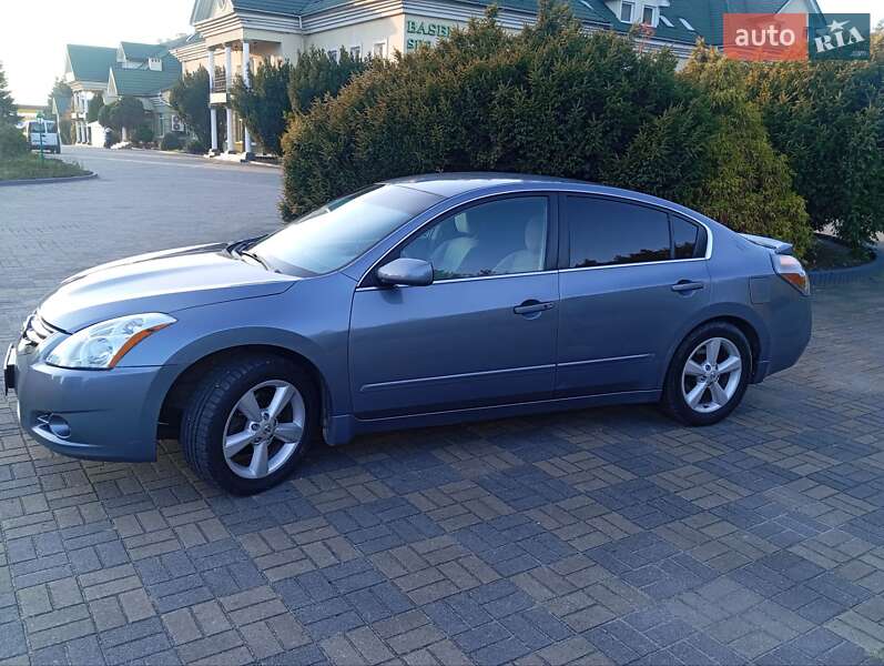 Седан Nissan Altima 2010 в Судовой Вишне