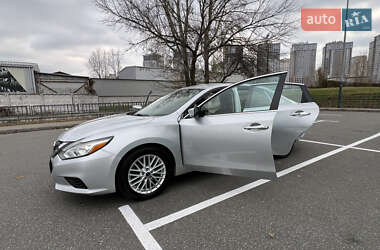 Седан Nissan Altima 2016 в Киеве
