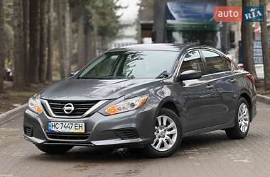 Седан Nissan Altima 2016 в Львові