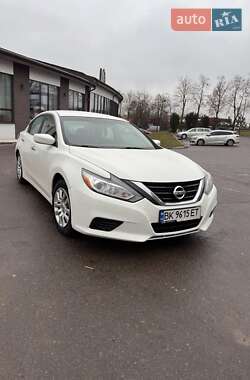 Седан Nissan Altima 2017 в Ровно