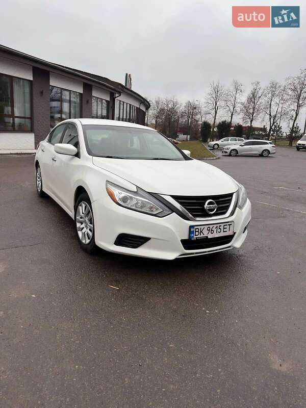 Седан Nissan Altima 2017 в Ровно
