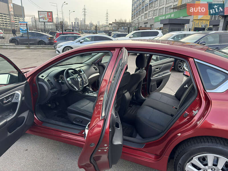 Седан Nissan Altima 2015 в Киеве