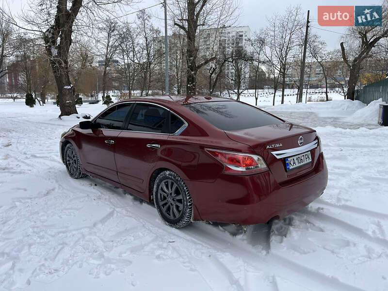 Седан Nissan Altima 2015 в Киеве
