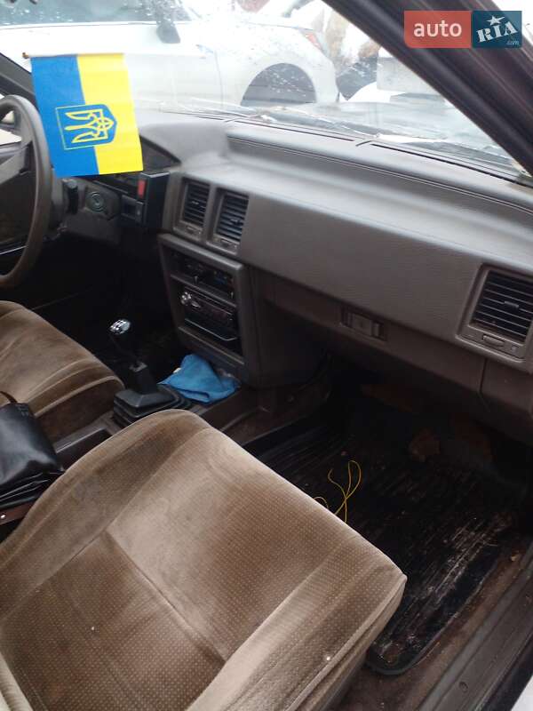 Седан Nissan Bluebird 1988 в Хмельницком